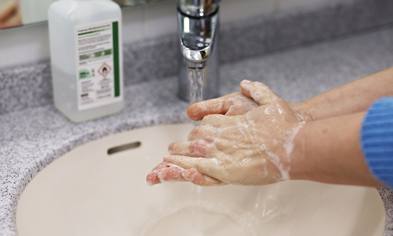 Bild på en person som tvättar händer