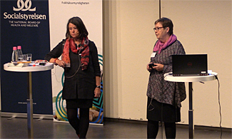 Bild på Maria Svanström och Eva Andersson som står på scen och föreläser