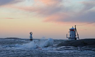 En fyr i ett stormigt hav, Pixabay
