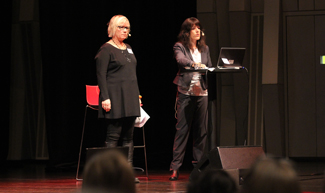 Bild på Lydia Springer och Christine Mattsson som föreläser på scenen.
