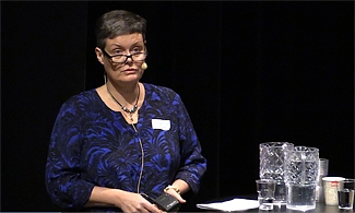 Bild på Stina Lindén som föreläser 