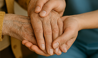 bild En av fyra anhöriga upplever att personalen i äldreomsorgen saknar rätt kompetens