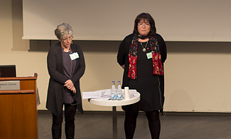 Bild på Karin Alexanderson och Helen Olsson som står och föreläser på scen