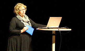 Bild på Åsa Porathe som föreläser