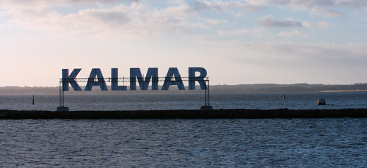 Bild på en Kalmar skylt ute i havet