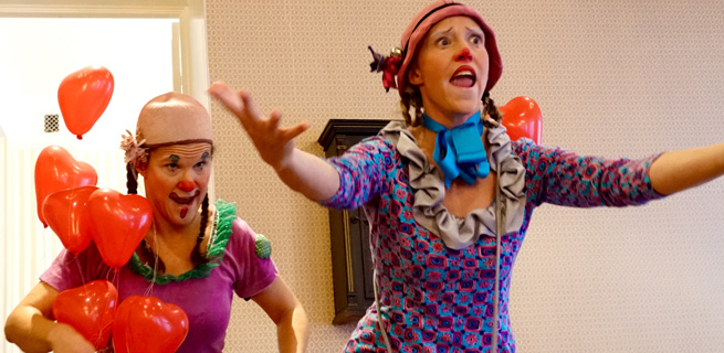 Bild på Clownerna Hjördis och Margott som spexar.