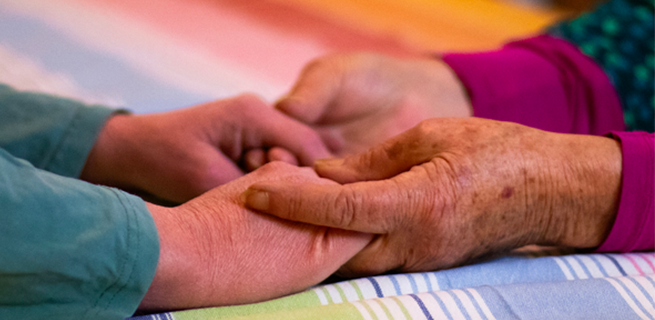 två personer som håller varandras händer. 