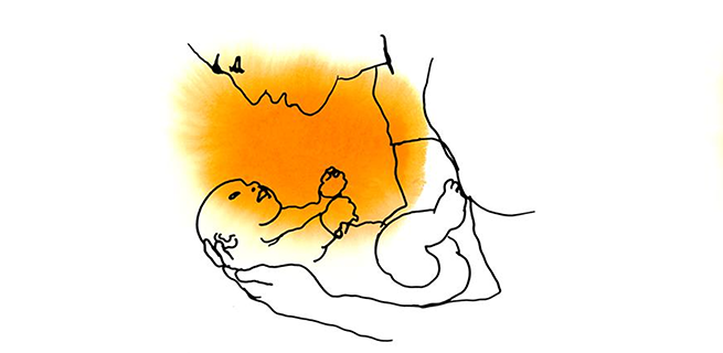 En kvinna håller i ett spädbarn