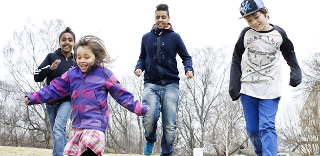 Barn som leker tillsammans