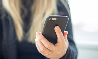 Bild på en kvinna som håller en Iphone