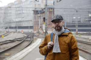 Bild på Anders Noreliusson som står på en tågstation