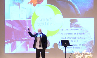 Bild på Nils-Krister Persson som föreläser på scen