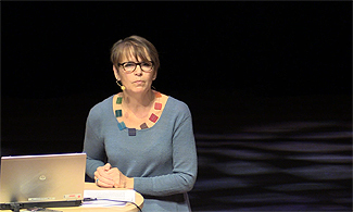 Bild på Kerstin Söderström som föreläser.