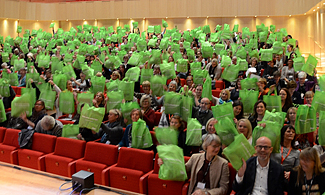 Bild på publiken som håller upp sina gröna påsar.