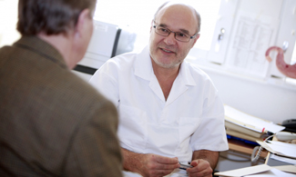 Bild på en läkare som pratar med en patient