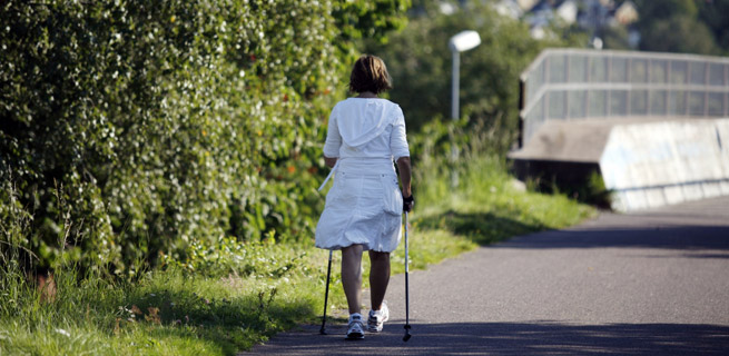 Bild på kvinna som går med kryckor