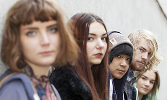 Bild på fem ungdomar som kollar in i kameran