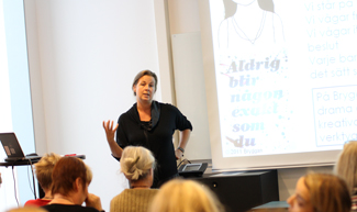 Bild på Niina Koivumaa som föreläser
