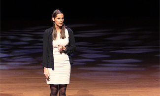 Bild på Therese Eriksson som står på scen och talar.