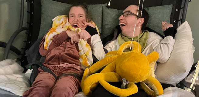 Bild på två personer som sitter tillsammans i en hammock