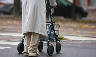 Bild på en äldre med rullator