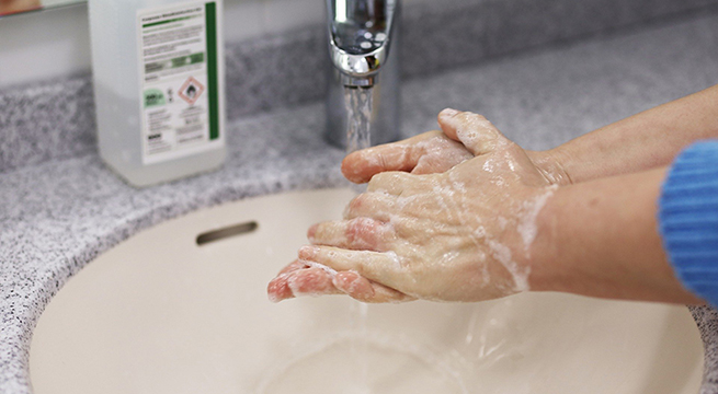 Bild på en som tvättar händerna