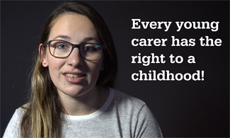 Bild på en ung omsorgsgivare med en svart bakgrund och en vit text där det står Every young carer has the right to a childhood! 