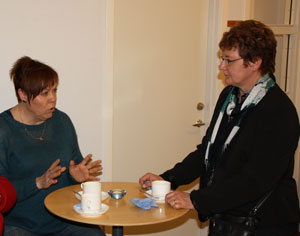 Att fika är ett ypperligt tillfälle för diskussion och erfarenhetsutbyte.