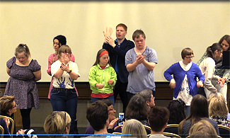 Bild på teckenspråks kåren som uppträder på scen