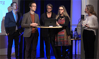 Bild på Mikael Rostila, Filip Arnberg, Doris Nilsson, Teresia Ängarne-Lindberg som står på scen