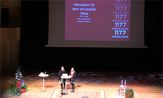 Bild på Anna Lena Byström och Rebecka Persson som står på scen och föreläser