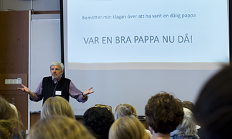 Bild på Per Thorell som står på scen och föreläser för deltagarna 