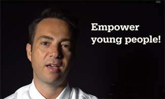 Bild på Theo med en svart bakgrund och med en vit text där det står Empower young people!