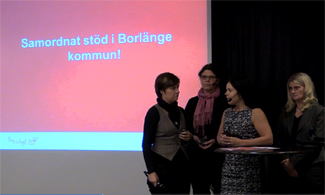 Bild på fyra kvinnor på scen som föreläser