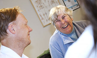 Bild på en man och en äldre kvinna som skrattar