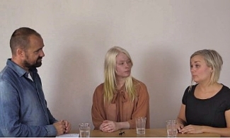 Bild på en man och två kvinnor som sitter vid ett bord och pratar