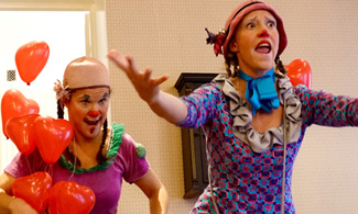 Bild på Clownerna Hjördis och Margott som spexar.
