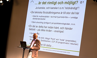 Bild på Mats Lundälv som står på scen och föreläser