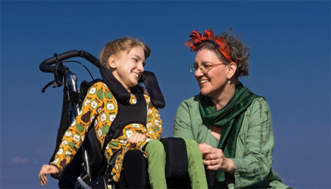 Anna och Signe utomhus.