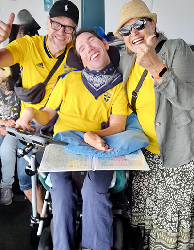 Robert tillsammans med sin mamma. De bär Sverige-tröjor.