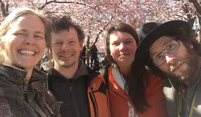 Anna, Anders, Kristina och Thomas under körsbärsträd.
