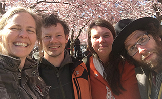 Anna, Anders, Kristina och Thomas under körsbärsträd.