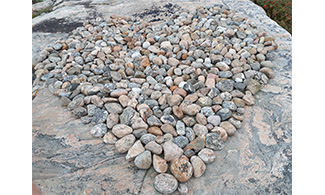 Bild på stenar som bildar ett hjärta.