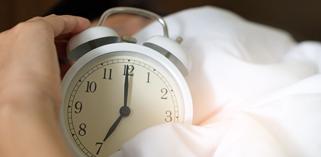 En väckarklocka som visar att klockan är sju.