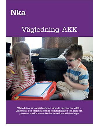 Omslag av Vägledning AKK. Omslagets bakgrund är lila och bilden föreställer en pojke och en flicka som ritar på en ritplatta.