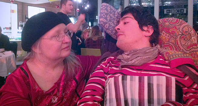 Lena Åkerström och sonen Micke på en restaurang.