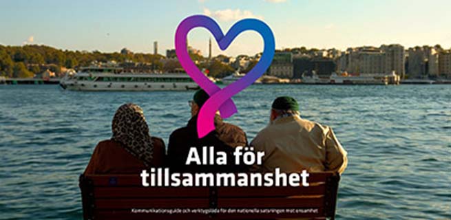 Personer sitter på en bänk vid vatten med en stad i bakgrunden. En färja passerar och en hjärtsymbol syns ovanför texten ”Alla för tillsammanshet”