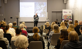 Elaine Johansson på scen. 