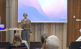 Ingrid Lindholm inleder konferensen.