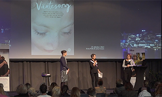 Anna Pella och Lotta Frecon står på scen tillsammans med Mona Pihl. På skärmen bakom scen syns en bild på Anna Pellas bok Väntesorg.